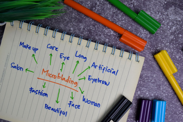 微刀写一本书用关键词孤立木桌。图片下载