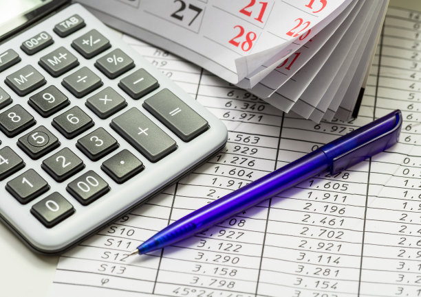 一个办公台职员的办公室图片下载