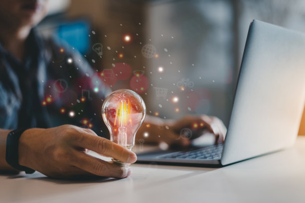 商人拿着灯泡，想法的新想法与创新的技术和创意，新想法与创新和创意的概念，图片下载