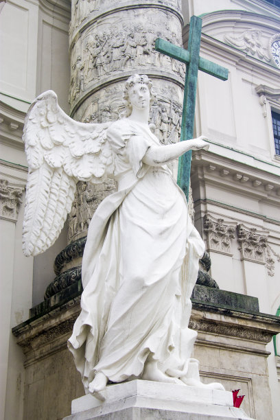 2018年11月5日，在奥地利维也纳卡尔斯广场的圣查尔斯教堂附近，雕刻有翅膀和十字架的雕塑图片下载