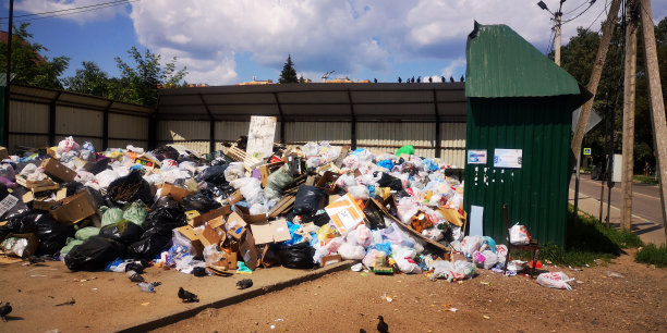 垃圾堆。拥挤的垃圾堆里。混合垃圾图片下载