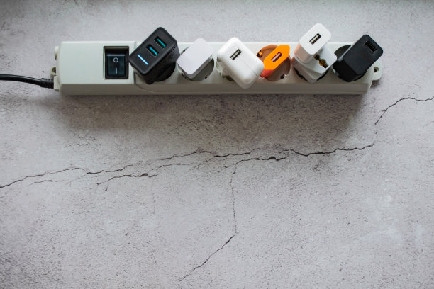 运行现代扩展电源带许多不同的USB DC输出端口。裂缝的具体背景。本空间图片下载