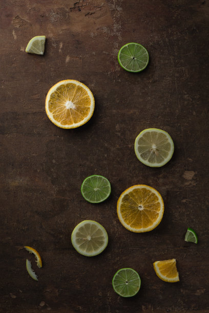 垃圾餐桌上的柑橘片图片下载