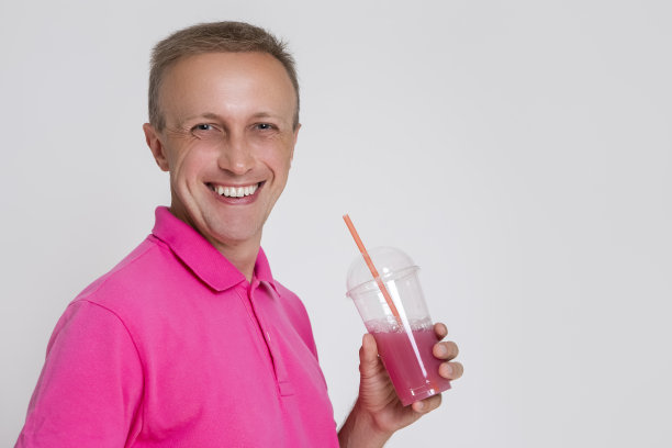 积极的白人金发男人与冰沙对抗白人。水平的形象图片下载