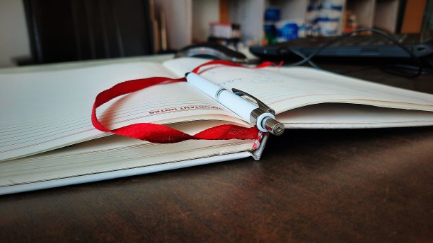 个人打开页日记和笔在上面图片下载