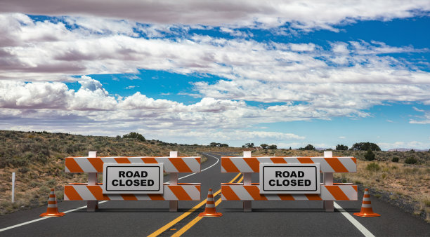 封闭的路标，街道路障和交通锥在空旷的高速公路上，多云的天空背景。三维演示图片下载
