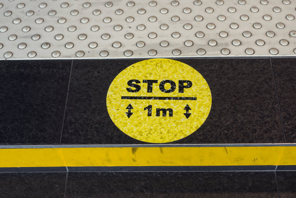 2019冠状病毒病大流行期间，地板上有圆形和黄色线的黄色标志图片下载