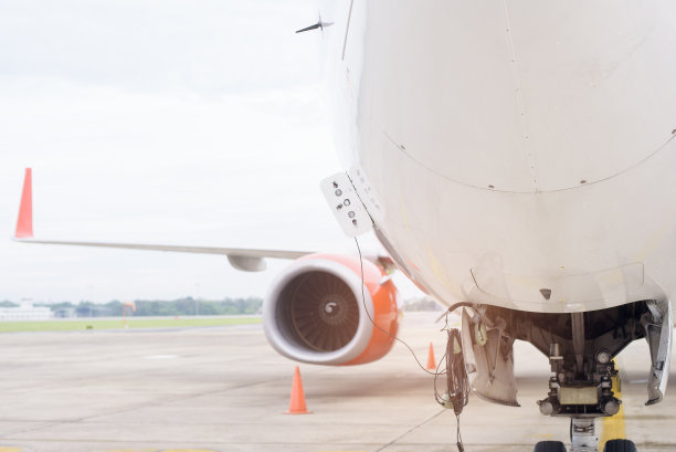 飞机正在国际机场准备起飞图片下载