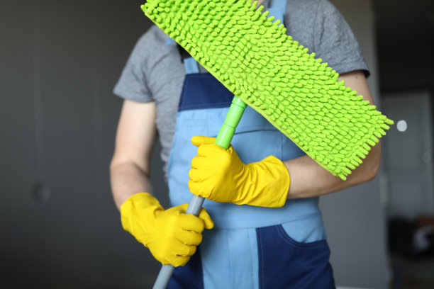 身着工作服的男性图片下载