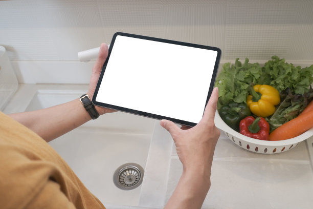 男人的手拿着平板电脑空屏幕和蔬菜水槽。图片下载