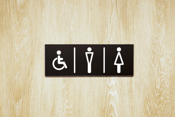 木墙上的厕所标志和指示图片下载