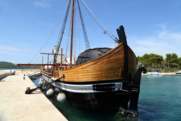 帆船的形式，供游客娱乐图片下载