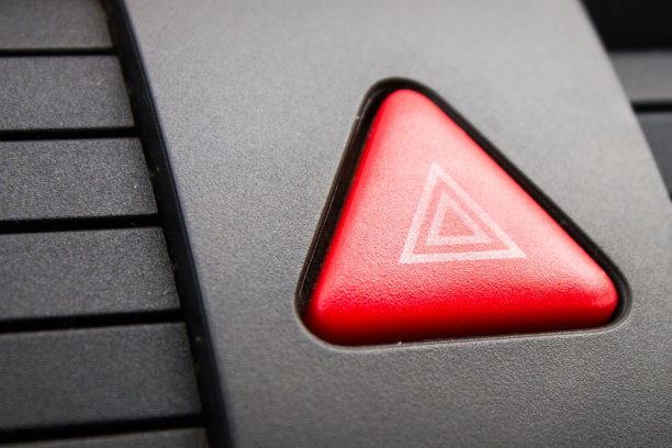 车板上的三角形按钮。红色的紧急按钮。图片下载