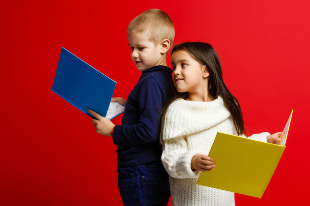 小孩子与书本隔离在红色上图片下载