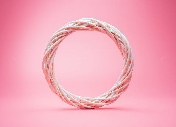 从葡萄藤上孤立的白色花圈在粉红色的背景上图片下载