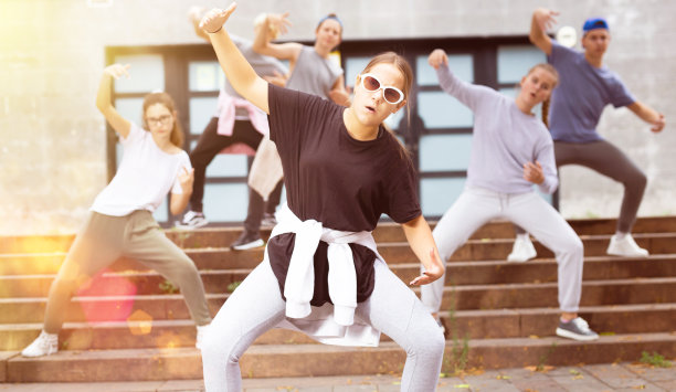 现代少女krump舞者与团体表演图片下载