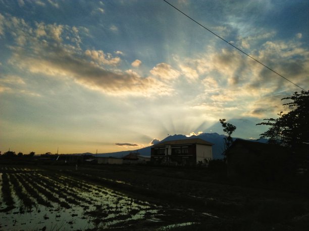 建筑背后的灯光图片下载