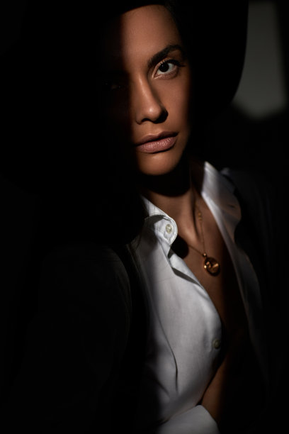 美丽性感的黑发女人肖像图片下载