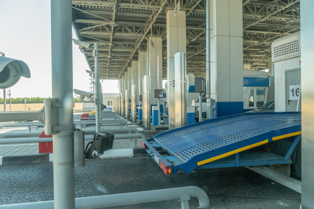 在一个阳光明媚的日子里，拖车通过收费公路的入口图片下载