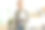 年轻的服装设计师在她的新时装陈列室里图片下载