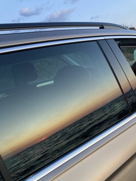 夕阳照在我的车窗上图片下载