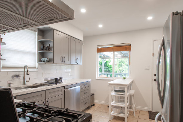 美丽的厨房在豪华的家与不锈钢库存照片图片下载