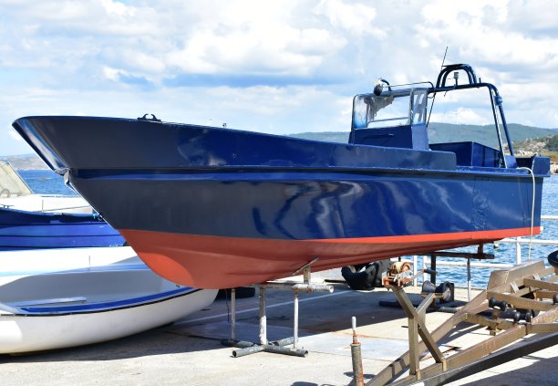 港口里有一艘蓝色和红色相间的摩托艇。Rias Baixas，加利西亚，西班牙。图片下载