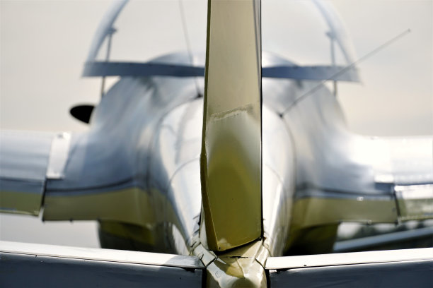 在阳光明媚的日子里，一架飞机的美丽镜头。图片下载