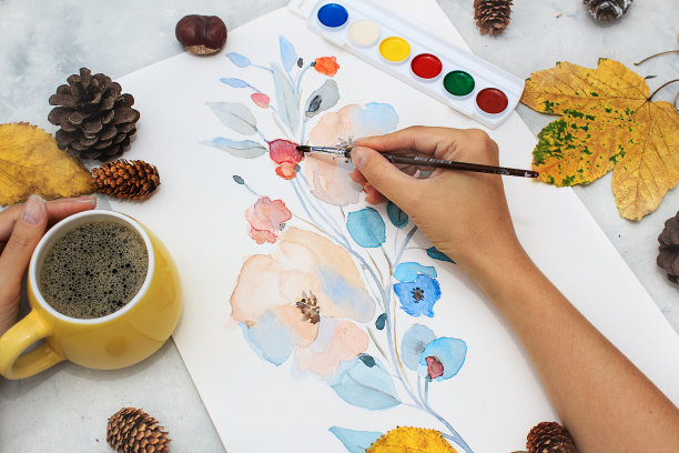 女人用手画花图片下载