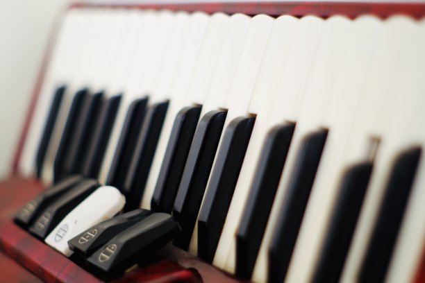 一个红色和金色的手风琴的特写图片下载