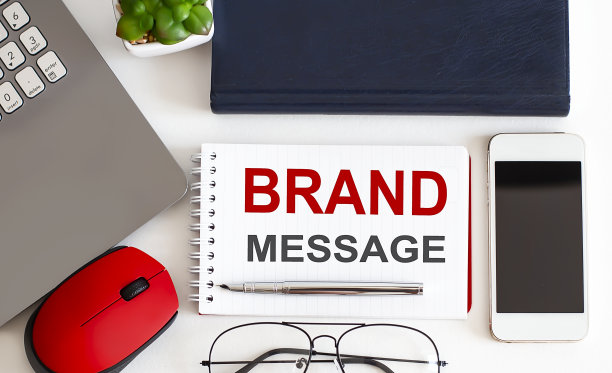 品牌信息文本在记事本，钢笔，办公工具上的白色背景。经营理念图片下载