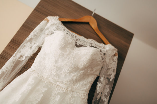 伴娘礼服与白色细腰带和蕾丝上的木质纹理。图片下载