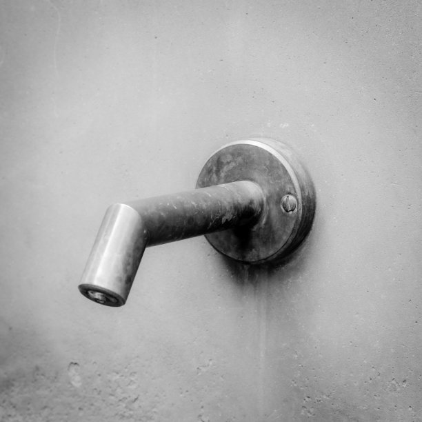 教堂墙上的喷水池图片下载