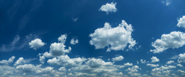 湛蓝的天空中有几朵淡淡的积云。图片下载