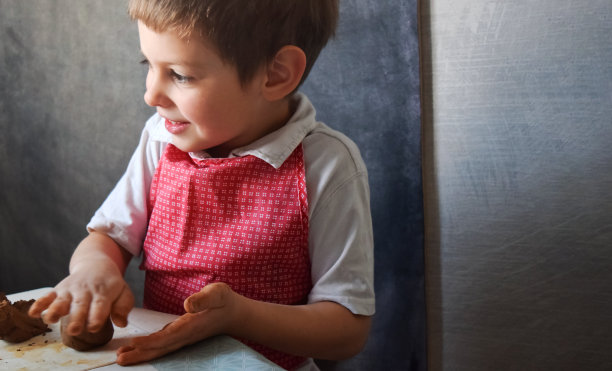 情绪,有趣,快乐。快乐的孩子用粘土雕刻。儿童在家里的创造力课堂。温暖的光线，选择性地聚焦于图像和声音效果。图片下载
