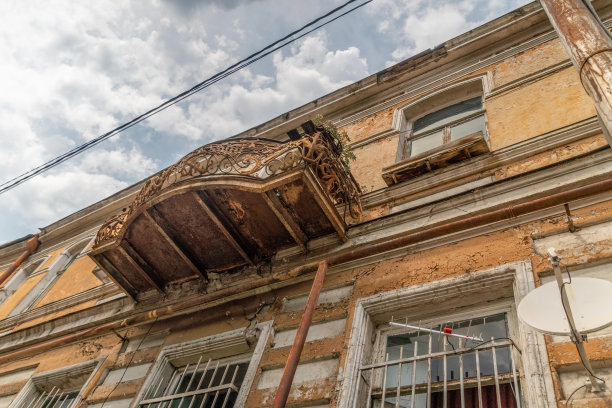 老房子上的老阳台对着天空，自下而上的照片图片下载