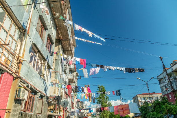 阳台上晾着五颜六色的佐治亚衣服。这是格鲁吉亚传统的晴天晒衣服的方法图片下载