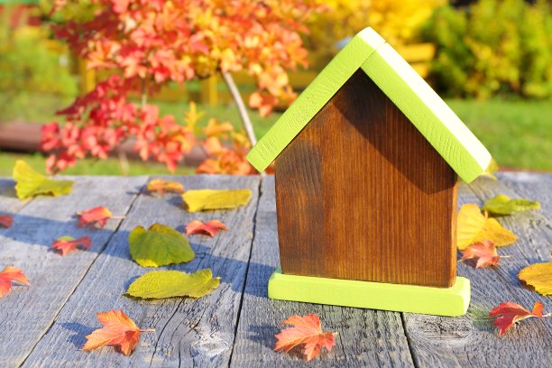 秋天公园里的木屋模型。图片下载