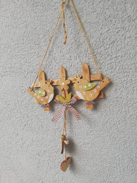 墙上的木制装饰物有鸟图片下载