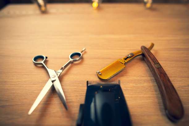 理发店配件的特写。剪刀、剃须刀、微调。图片下载