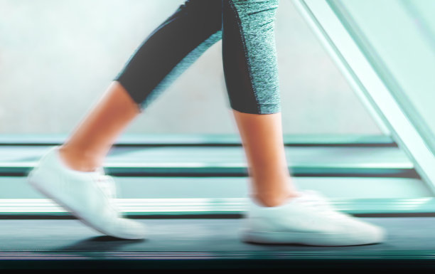 女人与白鞋是快速行走在跑步机上运动模糊效果图片下载