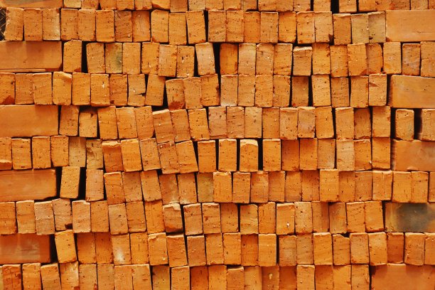 在一个阳光明媚的日子里，越南城市里堆积成排的烧制粘土砖图片下载
