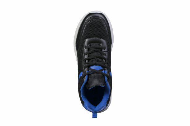黑色运动鞋与蓝色口音顶视图。运动鞋子。图片下载