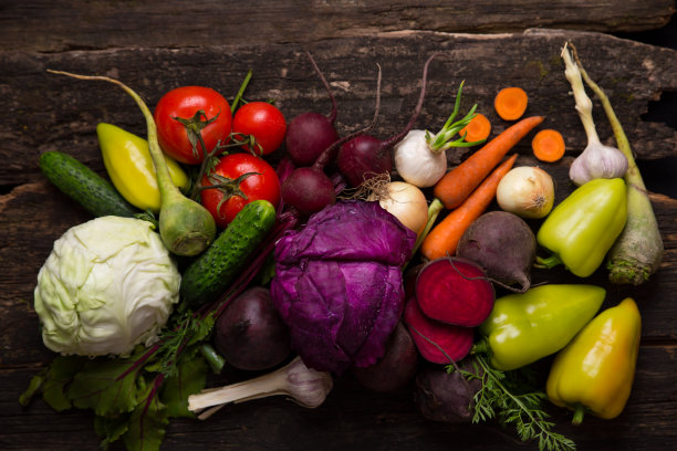 美丽明亮的蔬菜。红卷心菜，甜菜，胡萝卜，西红柿，萝卜，大蒜，辣椒，黄瓜，洋葱。背景图片，健康食品理念，购买蔬菜。图片下载