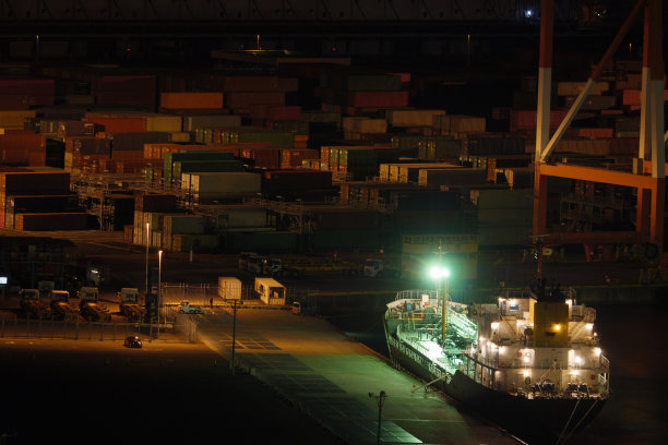 集装箱码头夜间及停泊船舶图片下载