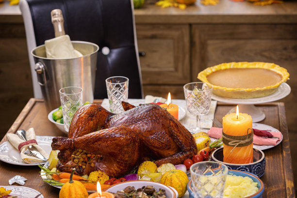 传统感恩节火鸡大餐及配菜图片下载