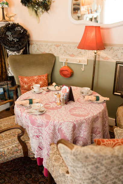 在一个优雅的复古家庭中享用纯正的英式下午茶图片下载