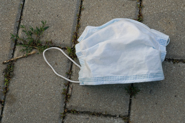 地上有一个用过的外科口罩图片下载