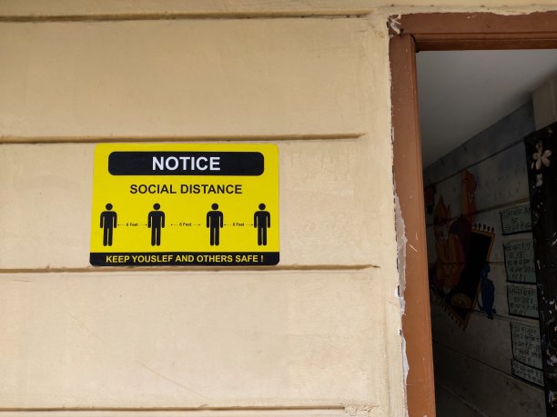 办公室墙上的告示，要求人们保持社交距离图片下载