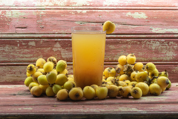 黄色枇杷汁，清爽解毒饮品图片下载